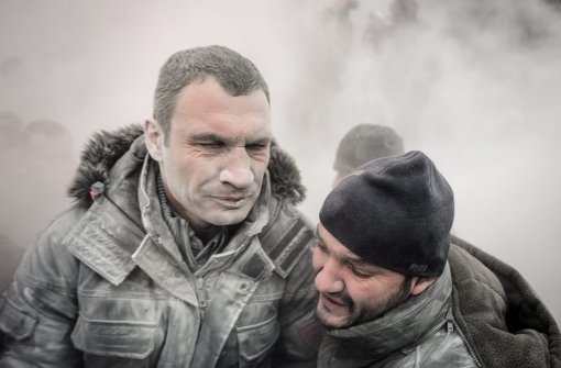 Der ukrainische Oppositionspolitiker Vitali Klitschko (links) wurde am Sonntag bei Protesten mit einem Feuerlöscher besprüht. Foto: dpa