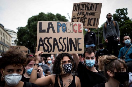 In Paris sind Zehntausende Menschen gegen Polizeigewalt in Frankreich auf die Straße gegangen. Angeprangert wird auch der tägliche Rassismus im Land. Foto: AFP/LIONEL BONAVENTURE