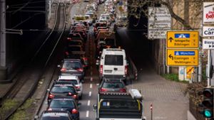 Die Feinstaub-Alarmsaison ist zu Ende, die Verkehrsbelastung in der Stadt und geplante Fahrverbote für 2018 bleiben Themen. Foto: Lichtgut/Max Kovalenko