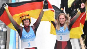 Die Rodlerinnen Natalie Geisenberger (links) und Anna Berreiter feiern ihren Doppelsieg. Foto: dpa/Robert Michael