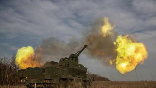 Die ukrainische 152-mm-Panzerhaubitze Dana feuert auf russische Stellungen in der Region Donezk. Foto: Roman Chop/AP/dpa