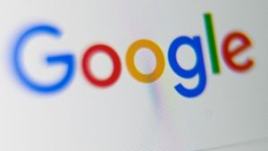 Wird jetzt noch genauer vom Kartellamt beobachtet: Die Suchmaschine Google. (Symbolbild) Foto: AFP/DENIS CHARLET