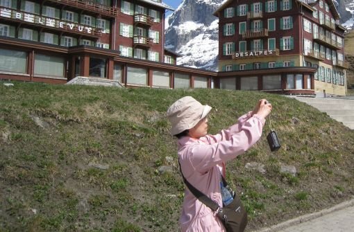 Klick – der Fotoapparat ist auch im Berner Oberland immer im Einsatz. Foto: Schaefer
