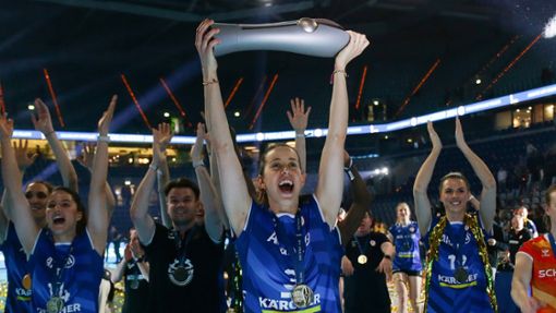 Die Anführerin stemmt den Pokal in die Höhe: Maria Segura Pallerés nach dem triumphalen Sieg über den SC Potsdam in der Arena in Mannheim. Foto: Baumann
