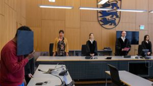 Der Angeklagte (links)  am Urteilstag vor der Schwurgerichtskammer im Verhandlungssaal des Landgerichts Ulm Foto: dpa/Stefan Puchner