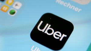 Per App vermittelt Uber Fahrten von Taxis und Mietwagen – ob das Geschäftsmodell so überhaupt zulässig ist, darüber wird immer wieder prozessiert. Foto: dpa/Oliver Berg