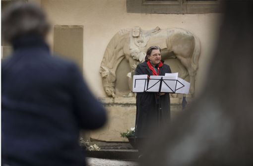Allmende-Aktivist Ebbe Kögel beim Live-Auftritt am Kriegerdenkmal Foto: Gottfried Stoppel