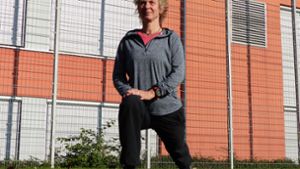 Sabine Alber, Sportlehrerin des SV Fellbach, bereitet sich auf eine Laufrunde vor. Foto: Michael Käfer