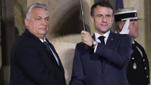 Frankreichs Präsident Macron (rechts) empfing Ungarns Premier zum Abendessen. Zur Verbesserung der Stimmung  hat das Treffen allerdings nicht beigetragen. Foto: dpa/Michel Euler