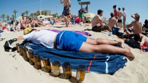 Touristen, die übermäßig viel Alkohol trinken, sind vielen auf Mallorca längst ein Dorn im Auge. (Archivbild) Foto: dpa/Julian Stratenschulte