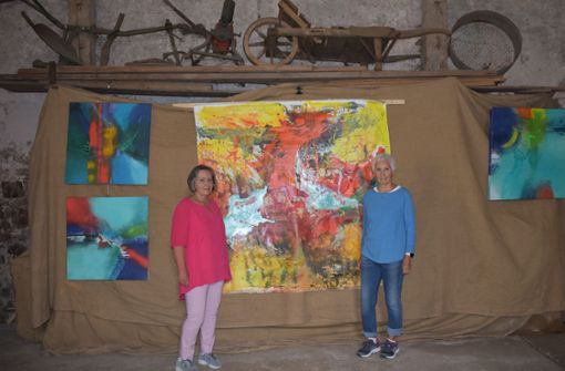 Silvia Esslinger (links) und Helga Pauly vor dem Herzstück ihrer Ausstellung. Foto: J. Spitzer