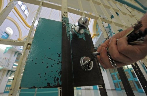 Nur weil Geld fehlt, soll sich die Gefängnistür nicht öffnen Foto: dpa