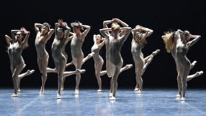 Louis Stiens versammelt in „Skinny“ die Tänzer in pulsierenden Ensemble-Szenen. Foto: Stuttgarter Ballett