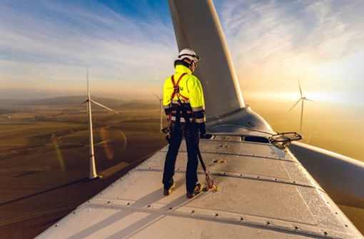 Arbeiten in luftiger Höhe: Der Versorger EnBW setzt auf Windenergie. Foto: EnBW