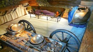 Der Keltenfürst ist zwar nur eine Puppe, die prachtvolle Ausstattung in der Grabkammer wirkt dennoch überwältigend. Foto: /Keltenmuseum