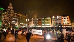 Auf dem Marktplatz demonstrieren am Mittwochabend rund 300 Teilnehmer. Foto: Lichtgut/Iannone