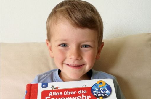 Der vierjährige Tobias Neuner aus Saulgrub im Landkreis Garmisch-Partenkirchen zeigt sein Kinderbuch zum Thema Feuerwehr Foto: Anna Elisabeth Neuner/dpa