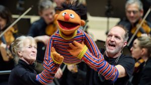 Ernie und Bert sorgten für gute Stimmung in der Elbphilharmonie. Foto: dpa/Georg Wendt