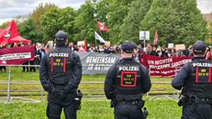 Im Kurpark hielt die Polizei die Demonstranten und die Teilnehmer des Bürgerdialogs auf Abstand. Foto: Andreas Rosar