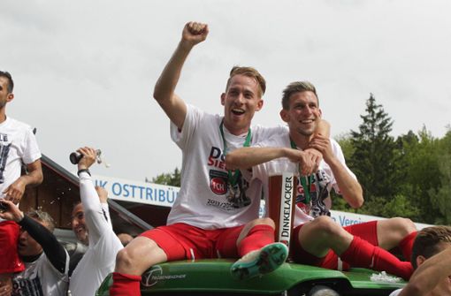 Marc Schnatterer (li., neben Sven Sökler) feierte 2014 den Zweitliga-Aufstieg mit dem 1. FC Heidenheim – nun bekommt er sein Abschiedsspiel. Foto: imago/Eibner