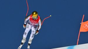Mit einem blauen Nasenpflaster schützt sich der Skifahrer Josef Ferstl bei der Abfahrt. Foto: AFP/JOE KLAMAR