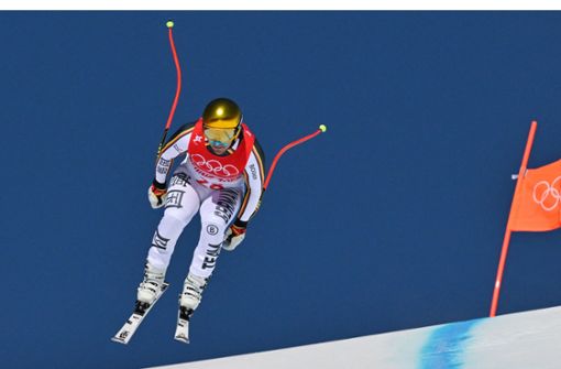 Mit einem blauen Nasenpflaster schützt sich der Skifahrer Josef Ferstl bei der Abfahrt. Foto: AFP/JOE KLAMAR