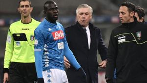 Fußballprofi Kalidou Koulibaly vom SSC Neapel und Trainer Carlo Ancelotti (beide Mitte) Foto: AFP