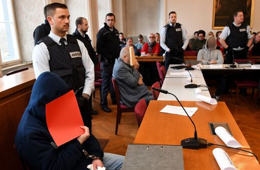 Die  Angeklagten vor Gericht: Alessio M. (links) und Piedro M. (rechts) sollen  mit ihrem Vater getötet haben. Foto: dpa/Stefan Puchner