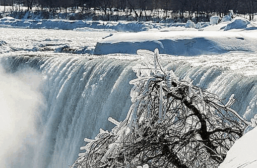 Bizarr und wunderschön: Die Niagarafälle sind derzeit teilweise gefroren.  Foto: dpa