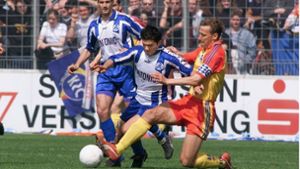 Der Schwabe Guido Buchwald (re.) trug auch den Dress des Karlsruher SC – hier im Duell im April 1999  mit den Stuttgarter Kickers (Niko Chatzis, Darko Ramovs/li.). Foto: imago/imago sportfotodienst