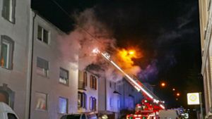 Das Feuer war in einer Dachgeschosswohnung in Zuffenhausen ausgebrochen. Foto: KS-Images.de / Andreas Rometsch/Andreas Rometsch