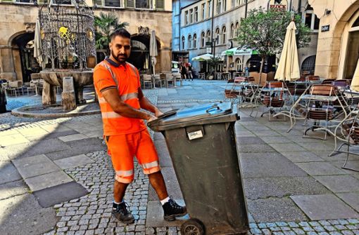 Flamur Shala von der Abfallwirtschaft Stuttgart  trug seine auch unter T-Shirts kaum sichtbare Kühlweste im Sommer unter der Signalkleidung. Foto: Jürgen Brand