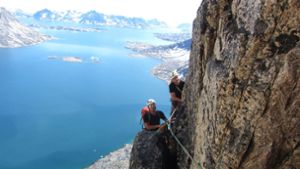 Do geht’s nauffi: Im Juli 2012 bestieg Andy Holzer (rechts) den 973 Meter hohen Nunatak, der höchste Berg des Mittivakkat. Dieser  1993 erstmals geodätisch vermessene Gletscher befindet sich auf der Insel Ammassalik im südöstlichen Grönland knapp 100 Kilometer südlich des Polarkreises. Foto: Andreas Nothdurfter