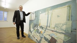 Der Leiter der Galerie, Martin Schick, mit einem Werk des Künstlers Sven Kroner. Foto: Jan Potente