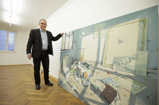 Der Leiter der Galerie, Martin Schick, mit einem Werk des Künstlers Sven Kroner. Foto: Jan Potente