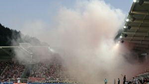 Beim Spiel in Aue hatten VfB-Fans Pyros gezündet. (Archivbild) Foto: Pressefoto Baumann/Cathrin Müller