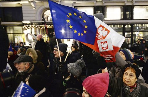 In Warschau demonstrieren immer wieder Polen gegen die eigene Regierung. Sie befürchten, dass die Nationalkonservativen das Land aus der EU führen könnte. Foto: AP/Czarek Sokolowski