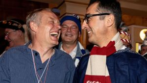 Christian Streich lacht mit dem letztjährigen Narrenschellenträger Cem Özdemir. Foto: dpa