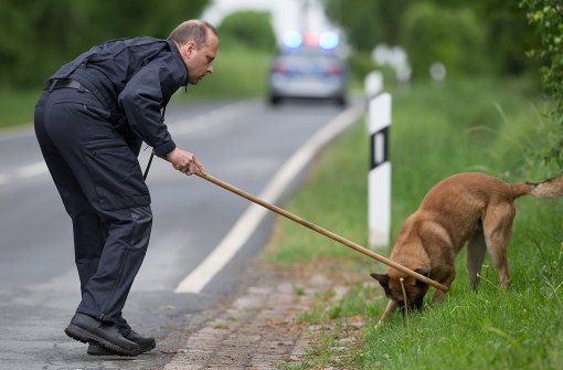 Ein Leichenspürhund und sein Hundeführer suchen nach Spuren der ermordeten Annika W. Foto: dpa