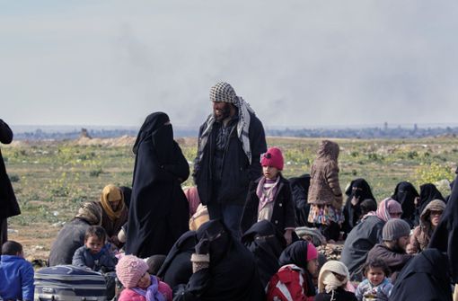 IS-Kämpfer ergeben sich bei  Al-Baghus, Zivilisten verlassen das Gebiet. Foto: dpa
