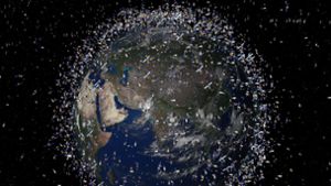 Hier überzeichnet dargestellt und doch real: Immer mehr Weltraumschrott kreist um die Erde. Auch die ISS-Batterie war dabei. Sie wurde im Jahr 2021 geplant abgestoßen. Foto: dpa/ESA