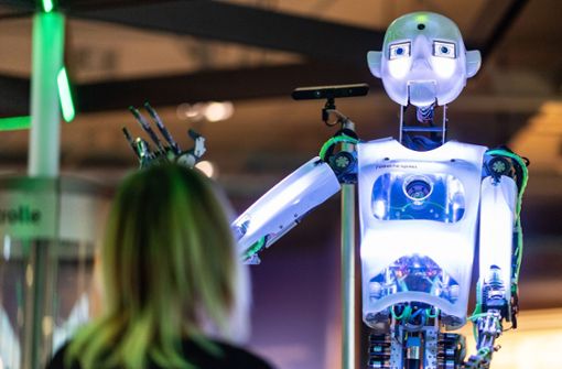 Eine Frau betrachtet einen Roboter im Heinz Nixdorf Museumsforum in Paderborn. Foto: dpa