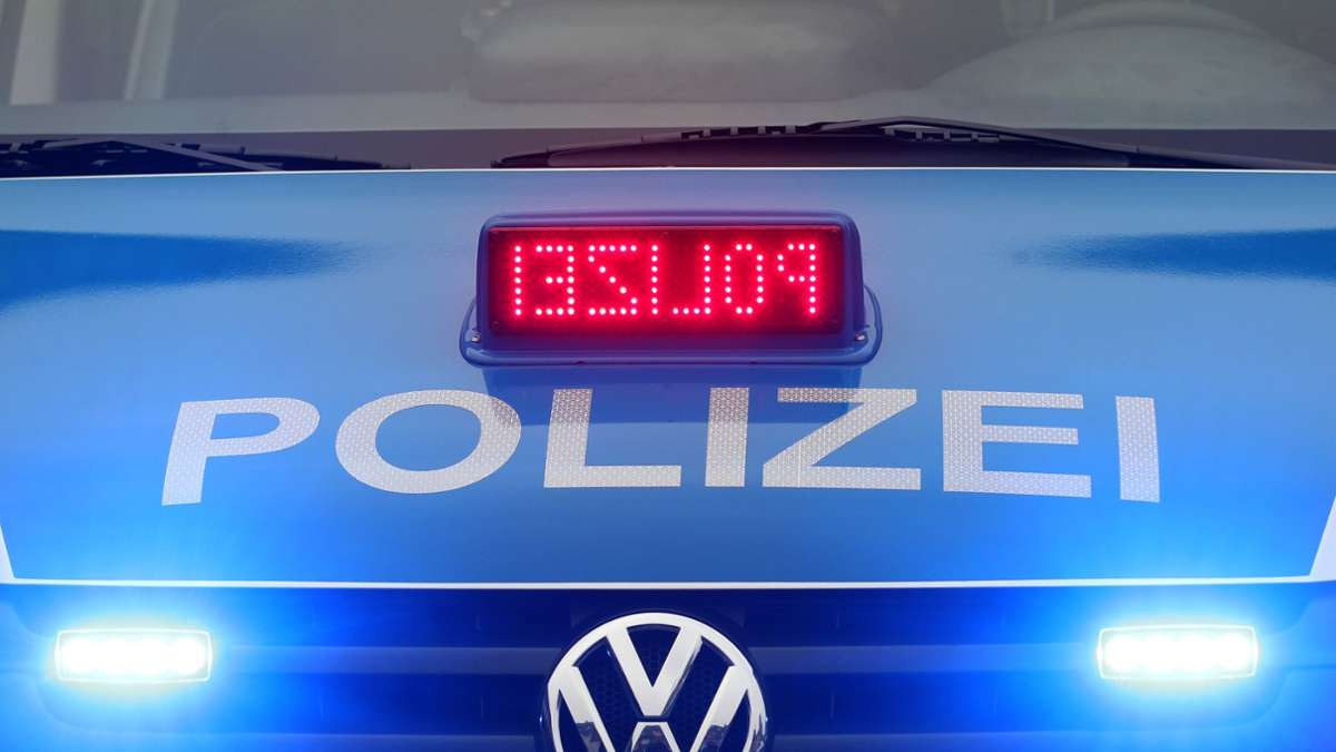 Stuttgarter Polizei sucht Zeugen: Autofahrerin fährt Frau an und wird beinahe bestohlen