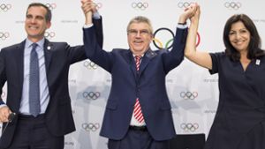 Von links: Der Bürgermeister von Los Angeles, Eric Garcetti, IOC-Präsident Thomas Bach und die Bürgermeisterin von Paris, Anne Hidalgo Foto: Keystone
