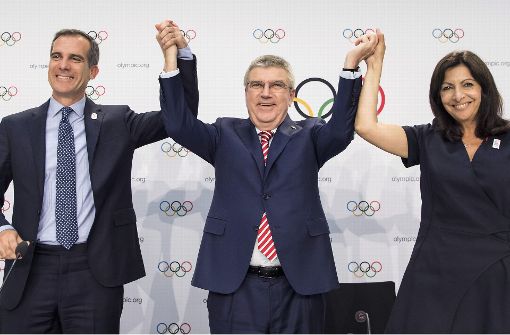 Von links: Der Bürgermeister von Los Angeles, Eric Garcetti, IOC-Präsident Thomas Bach und die Bürgermeisterin von Paris, Anne Hidalgo Foto: Keystone