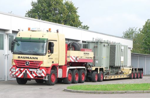Der  Austausch der je 80 Tonnen schweren Transformatoren geschieht mithilfe von spektakulären   Schwertransporten. Foto: Netze BW