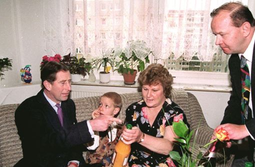 Prinz Charles saß 1995 mit einem Glas Rotkäppchen-Sekt in einer tristen Berliner Plattenbau-Wohnung.  Charles informierte sich bei der Familie über das Leben in einer Drei-Zimmer-Wohnung. Foto:Lutz Schmidt/Reuters Pool/dpa Foto:  