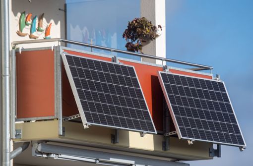 Solarmodule für ein  Balkonkraftwerk hängen an einem Balkon in Stralsund. Das Bundeskabinett hat  Erleichterungen von Solaranlagen beschlossen. Foto: dpa/Stefan Sauer