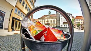 Vor allem die Mülleimer in der Esslinger Altstadt sind zu klein und laufen regelmäßig über. Foto: Ines Rudel