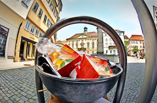 Vor allem die Mülleimer in der Esslinger Altstadt sind zu klein und laufen regelmäßig über. Foto: Ines Rudel